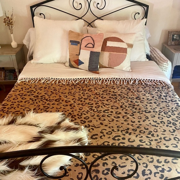 Springmaid Other - Springmaid velvet leopard queen/full comforter. Pillows and throw not included.